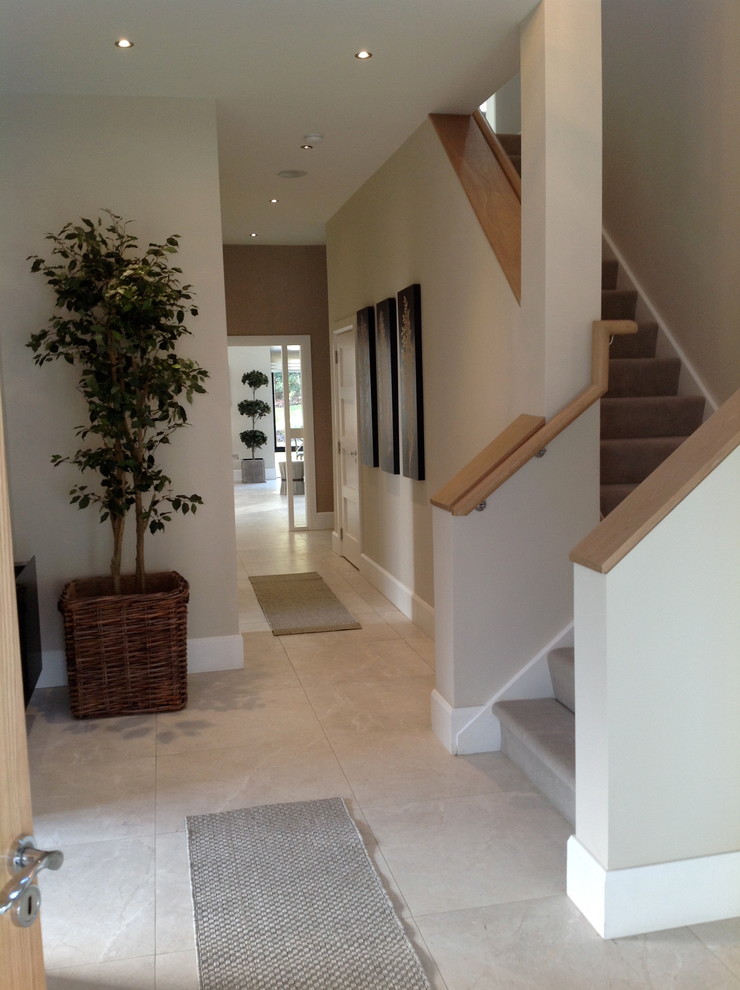 Photo of a mid-sized contemporary hallway in Palma de Mallorca with beige walls and porcelain floors.