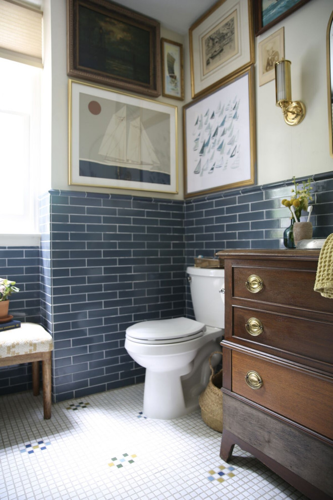 Immagine di una stanza da bagno stile marinaro di medie dimensioni con doccia alcova, piastrelle blu, pavimento con piastrelle in ceramica e pavimento multicolore