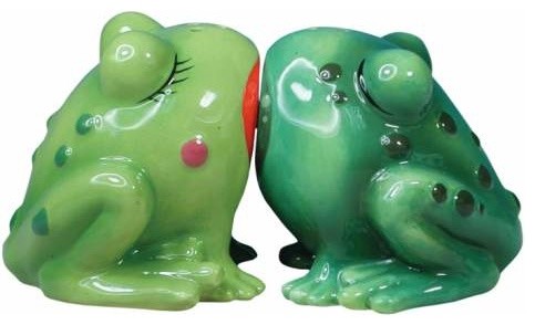 2 Inch Light and Dark Green Spotted Frogs Kissing Salt and Pepper Set