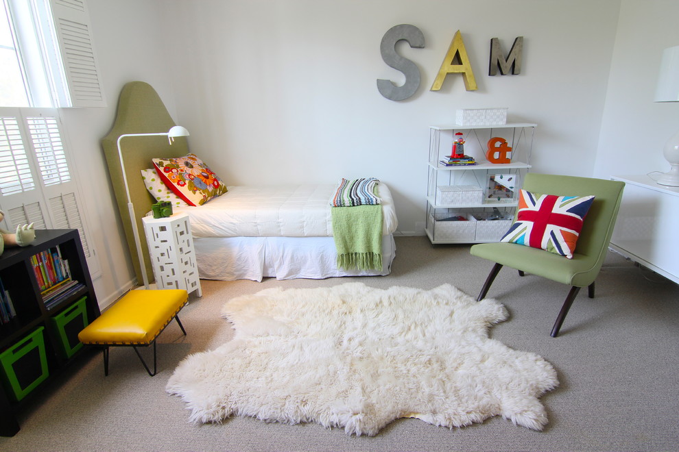 Design ideas for a modern kids' bedroom for kids 4-10 years old and girls in Los Angeles with white walls and carpet.