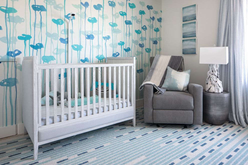 Mittelgroßes Maritimes Babyzimmer mit beiger Wandfarbe und Teppichboden in New York