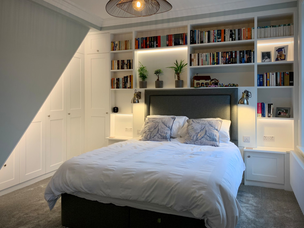 Mittelgroßes Modernes Hauptschlafzimmer mit grauer Wandfarbe, Teppichboden und grauem Boden in Sonstige