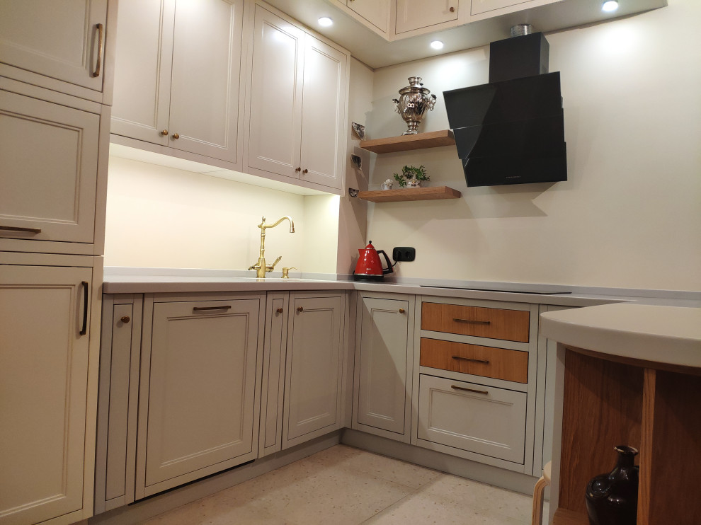 Idéer för att renovera ett stort minimalistiskt grå grått kök, med en undermonterad diskho, luckor med upphöjd panel, bänkskiva i koppar, vitt stänkskydd, svarta vitvaror, laminatgolv, en halv köksö och brunt golv