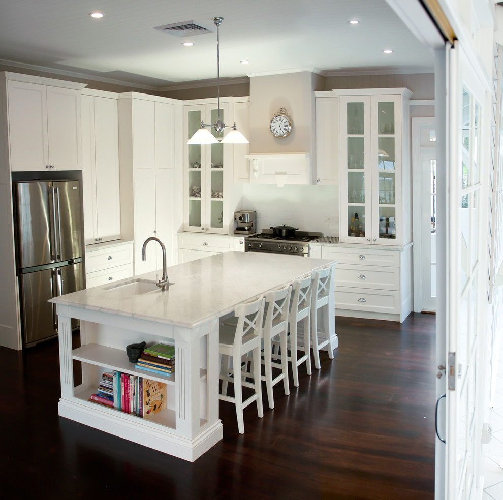 Design ideas for a traditional kitchen in Brisbane.