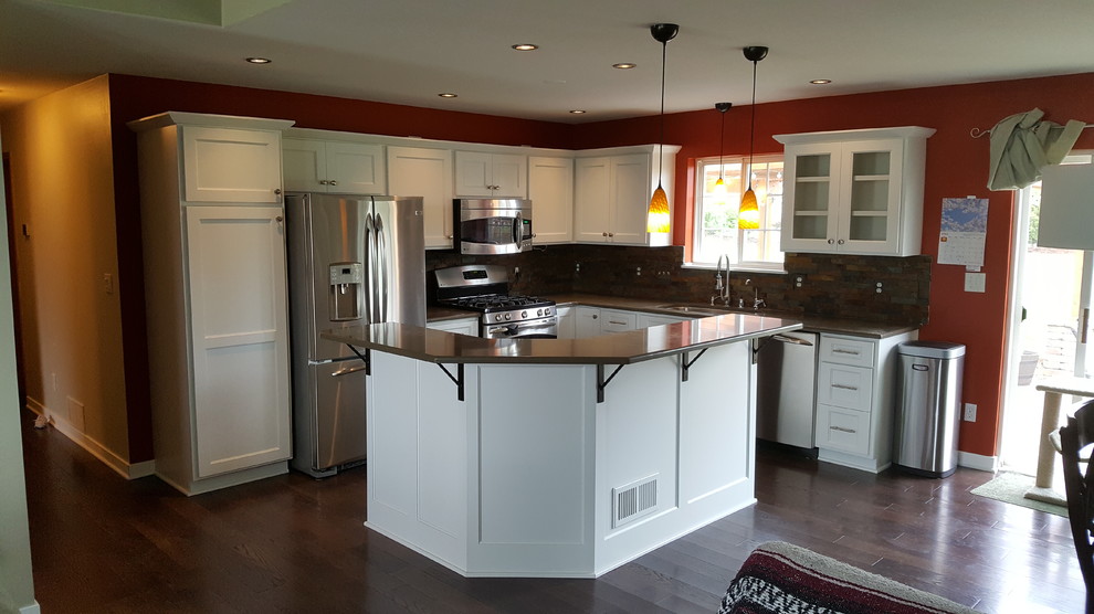 Minimalist kitchen photo in Milwaukee