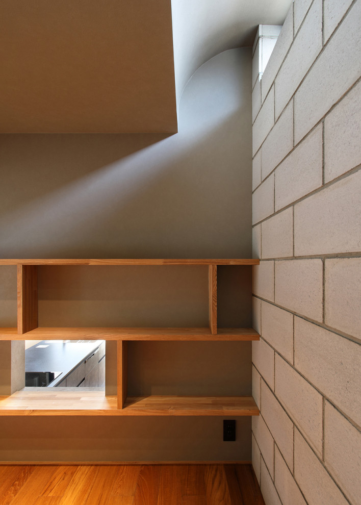 Idées déco pour un petit bureau montagne avec un mur gris, un sol en bois brun, un bureau intégré, un sol beige et du lambris.