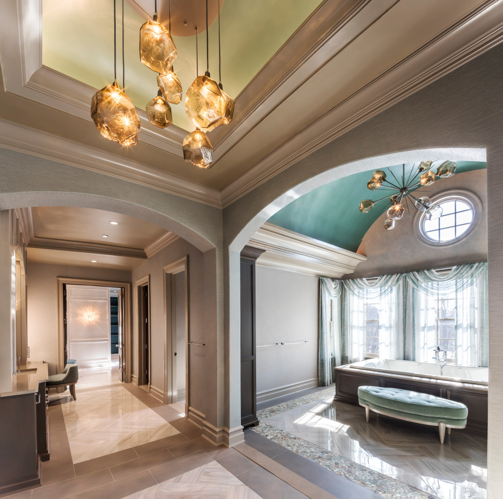 Идея дизайна: огромная ванная комната в классическом стиле