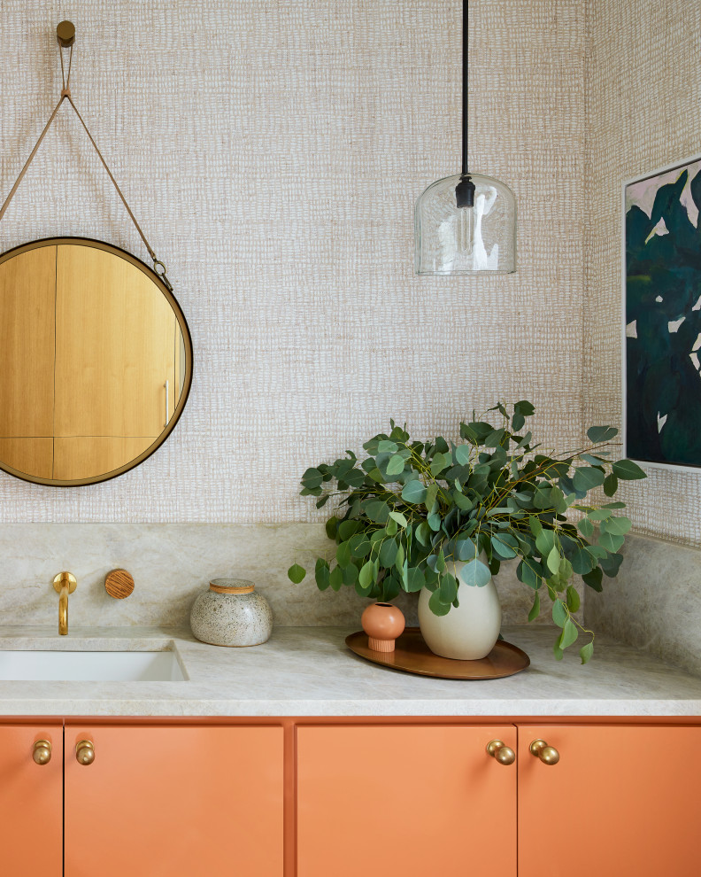 Modelo de aseo a medida contemporáneo pequeño con armarios con paneles lisos, puertas de armario naranjas, paredes beige, lavabo encastrado, encimera de mármol y encimeras beige