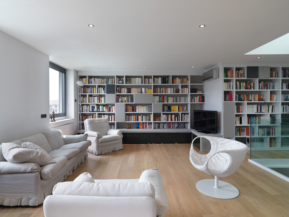 Design ideas for a contemporary family room in Milan.