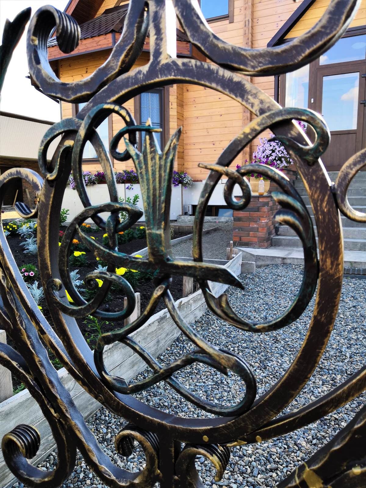 Ограждение с вензелем