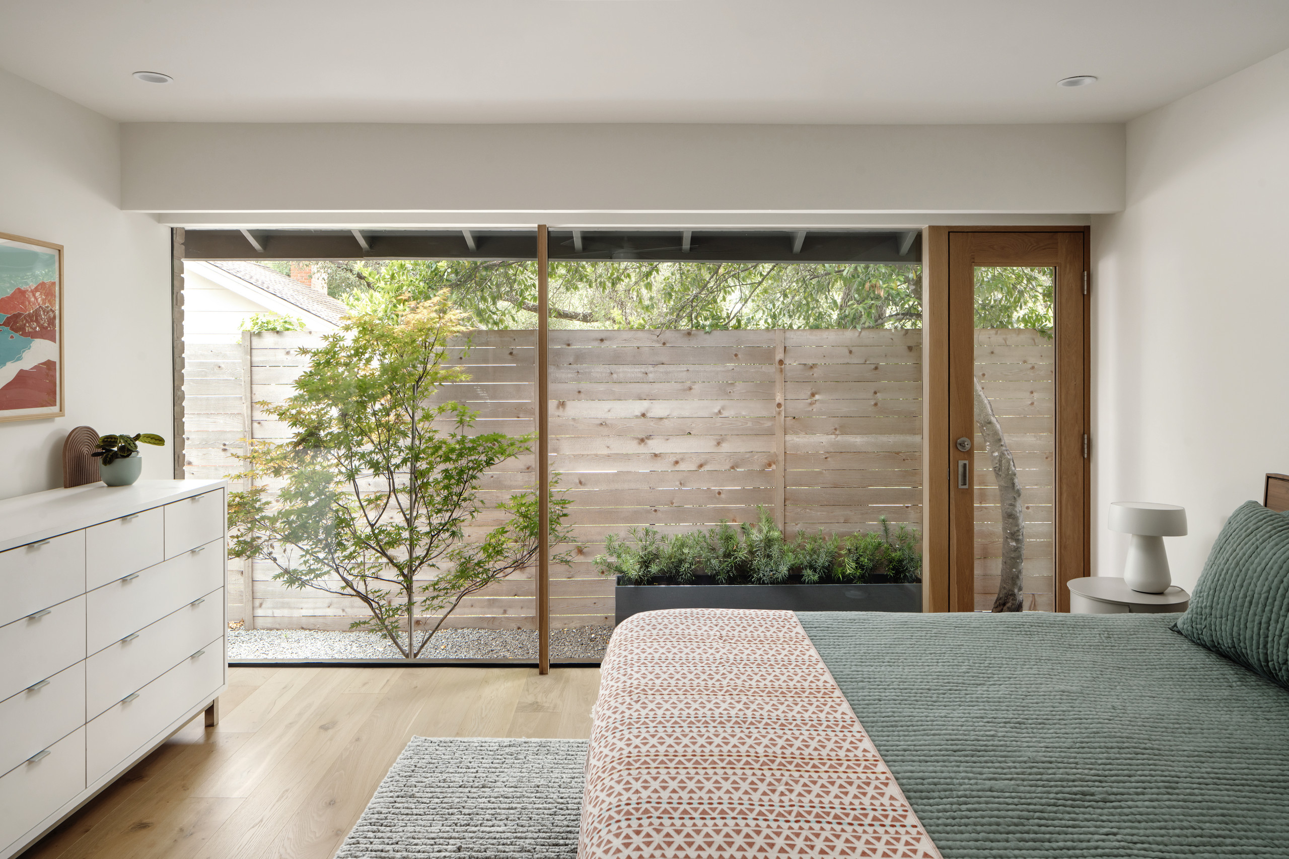 モダンなミニマリストの豪華なカーペットの寝室 【公式通販】