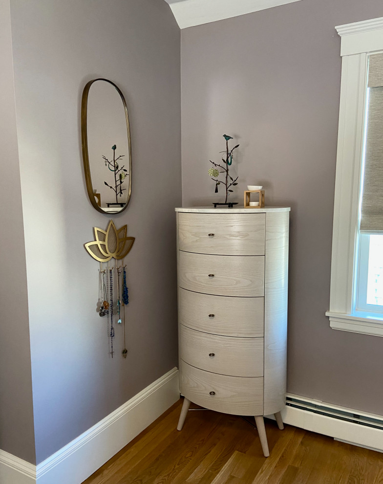 Exemple d'une chambre parentale blanche et bois rétro de taille moyenne avec parquet clair et un mur violet.
