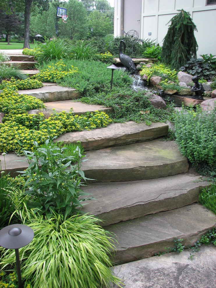 Inspiration for a traditional garden in Chicago with a water feature.