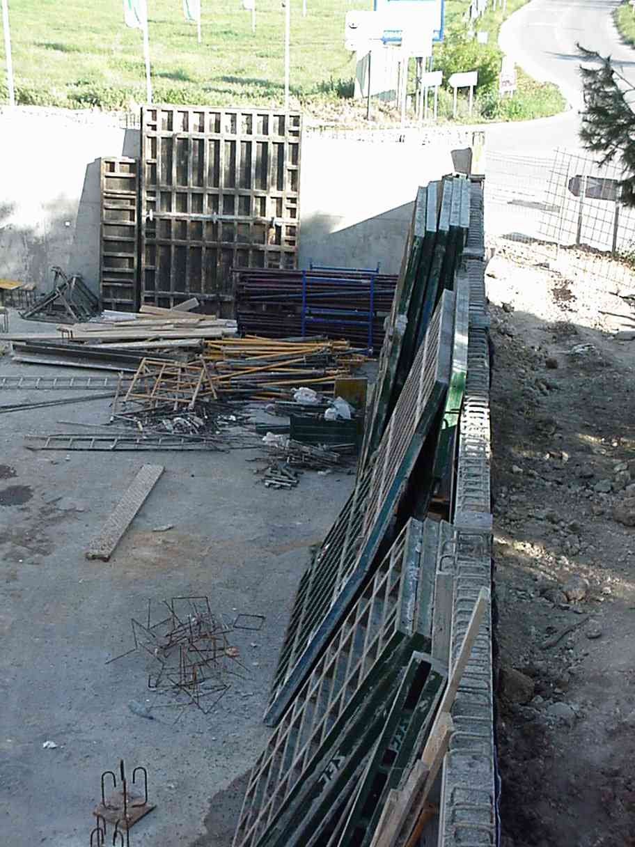 Edificio 19 viviendas, 4 locales comerciales y 15 plazas de garaje 2.208,26 m2.