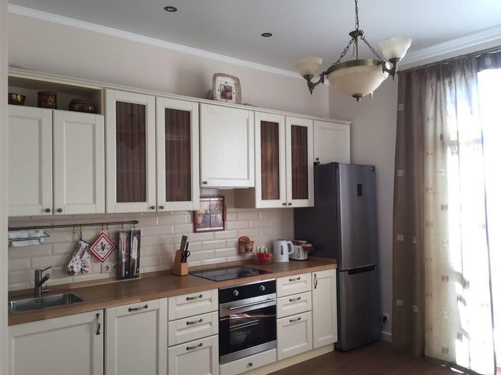 Светлая кухня из массива березки