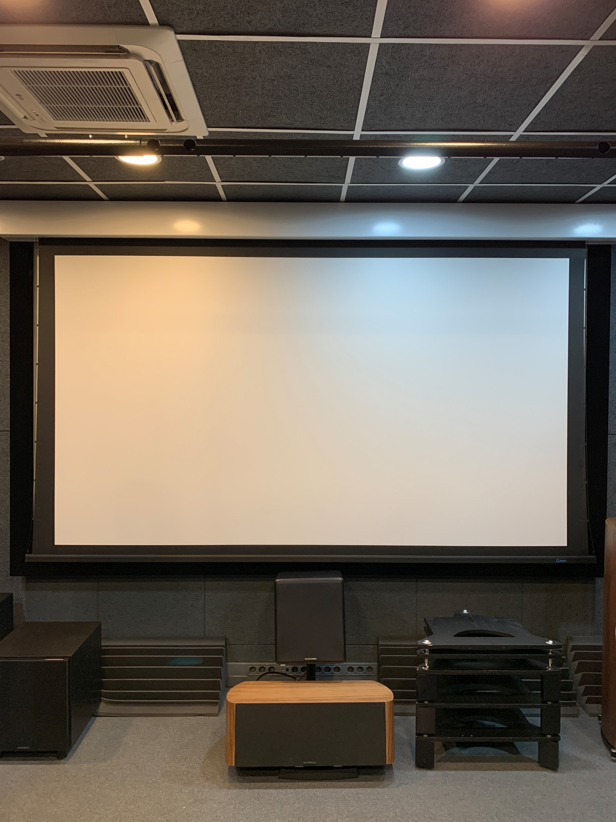 Шоу-рум домашних кинотеатров.