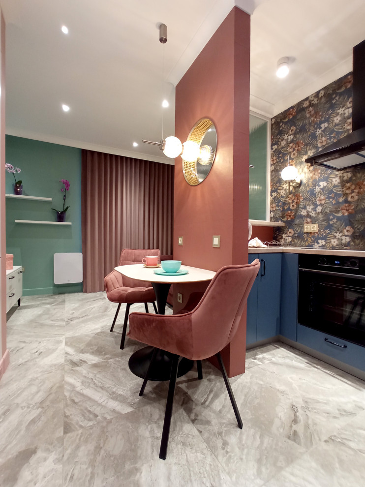 Вид на столовую зону со стороны прихожей