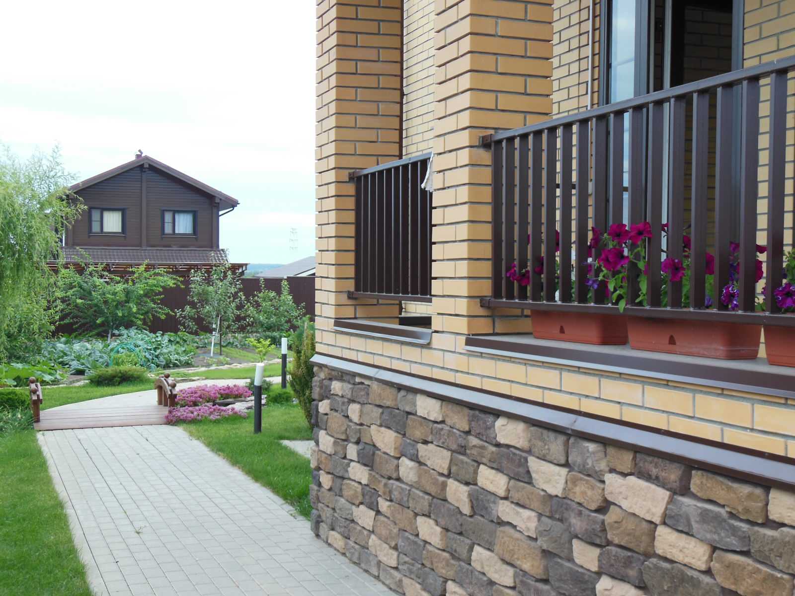 ДВОР В КРИУШАХ