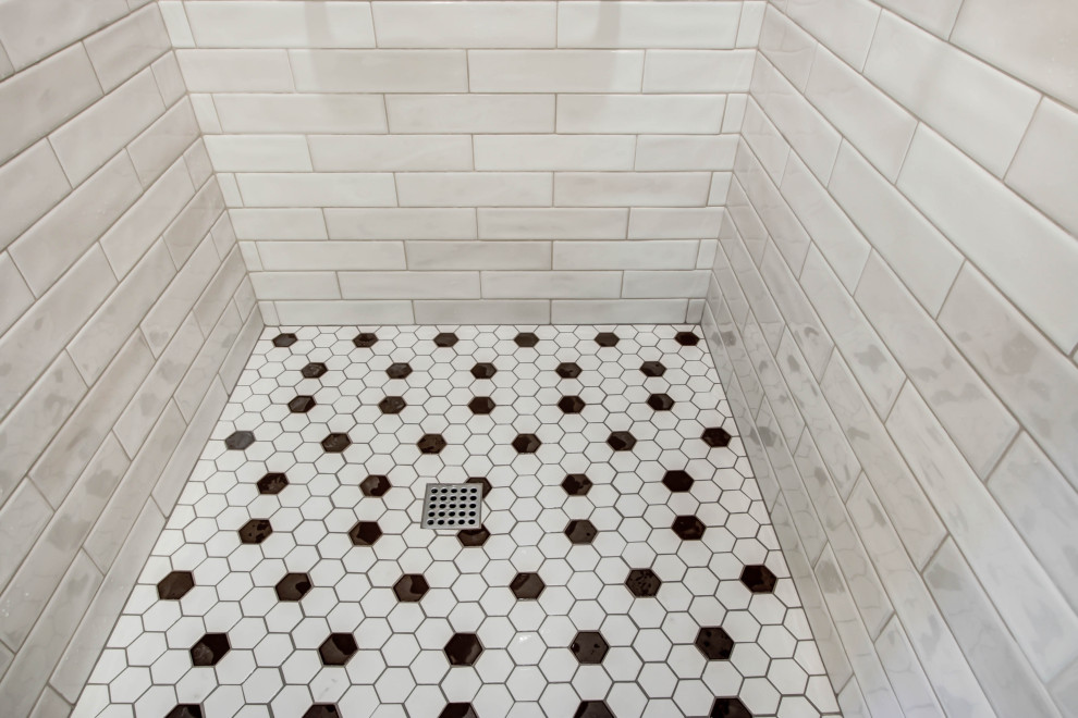 Свежая идея для дизайна: главная ванная комната среднего размера в стиле ретро с фасадами с утопленной филенкой, коричневыми фасадами, накладной ванной, душем в нише, унитазом-моноблоком, черно-белой плиткой, керамогранитной плиткой, полом из керамогранита, врезной раковиной, столешницей из искусственного кварца, белым полом, душем с распашными дверями, белой столешницей, тумбой под одну раковину и встроенной тумбой - отличное фото интерьера