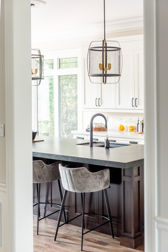 Inspiration for a transitional home design remodel in Toronto