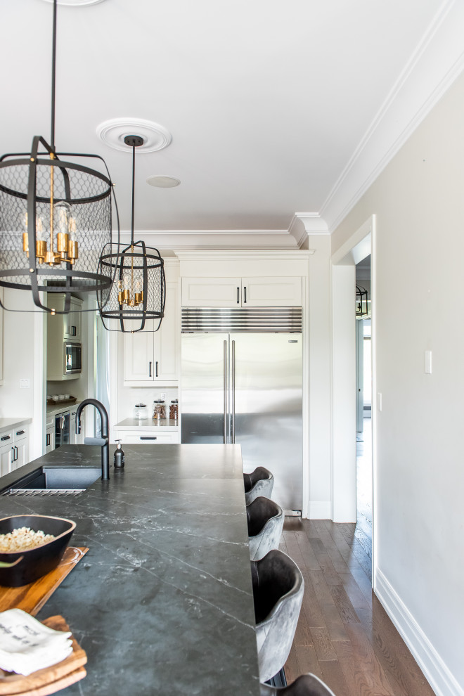 Transitional home design photo in Toronto