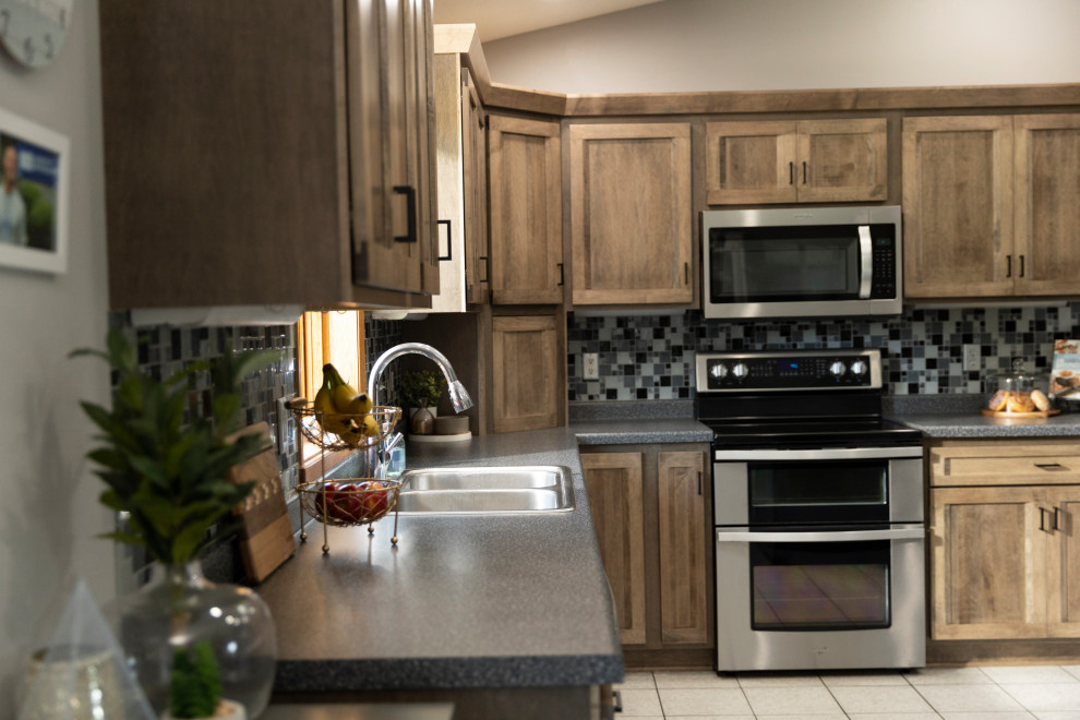 Example of a mid-sized transitional l-shaped eat-in kitchen design in Austin with shaker cabinets, medium tone wood cabinets, laminate countertops and an island