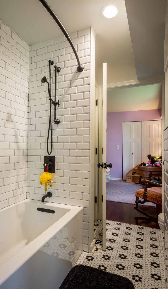 Exempel på ett mellanstort 60 tals vit vitt en-suite badrum, med luckor med profilerade fronter, skåp i mellenmörkt trä, ett fristående badkar, en dusch i en alkov, en toalettstol med hel cisternkåpa, vit kakel, tunnelbanekakel, vita väggar, klinkergolv i keramik, ett undermonterad handfat, bänkskiva i kvartsit, svart golv och dusch med skjutdörr