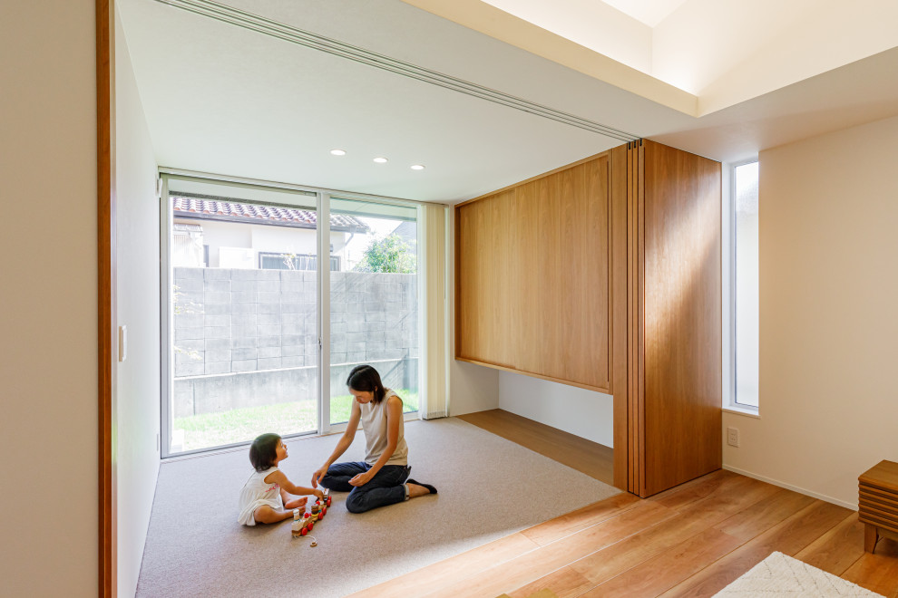 Cette image montre une salle de séjour minimaliste de taille moyenne avec un sol en bois brun et un sol marron.