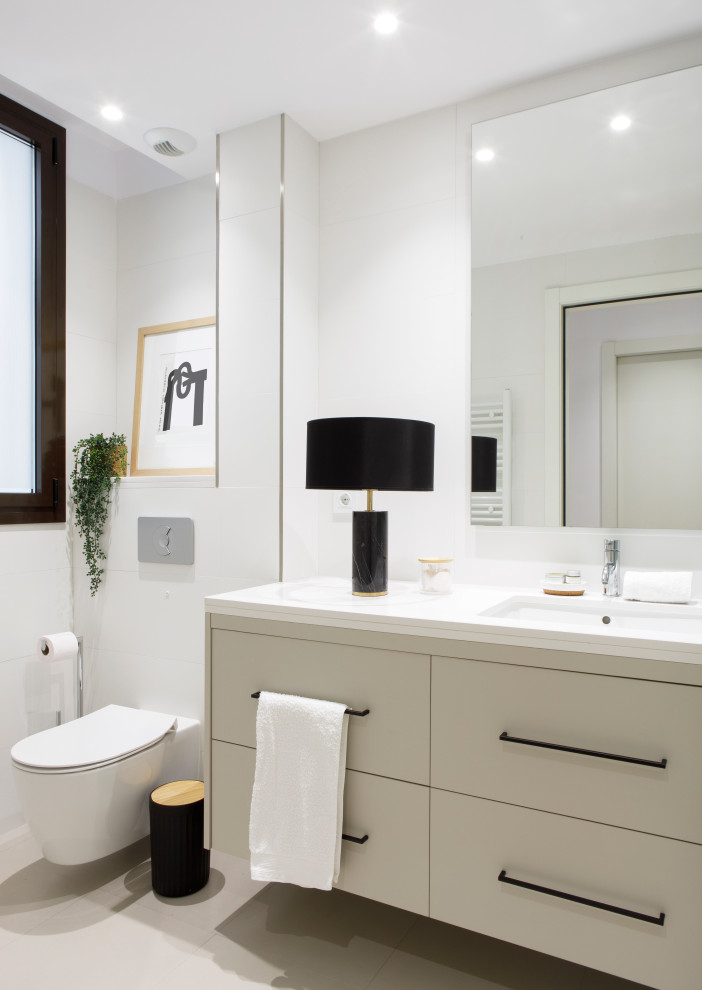 Пример оригинального дизайна: ванная комната в стиле неоклассика (современная классика) с белыми фасадами, душевой комнатой, писсуаром, белой плиткой, белыми стенами, врезной раковиной, белой столешницей, тумбой под одну раковину и встроенной тумбой