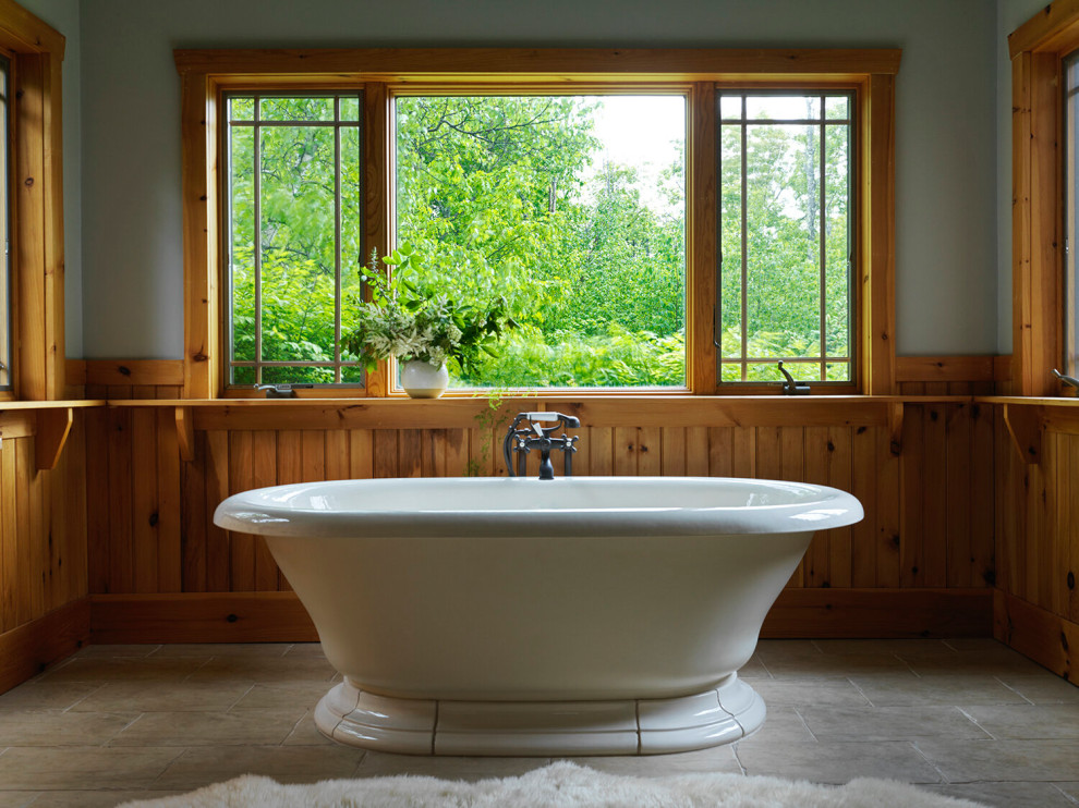 Idee per una grande stanza da bagno padronale rustica con vasca freestanding, pareti blu, pavimento con piastrelle in ceramica e pavimento grigio