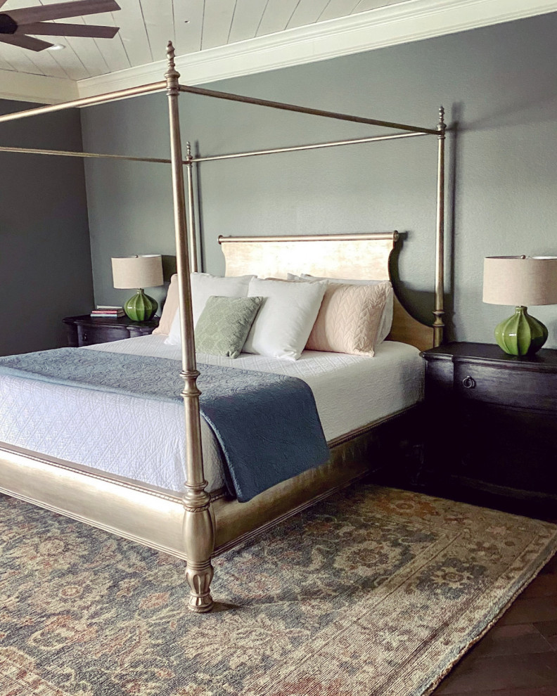 Rustikales Hauptschlafzimmer mit grüner Wandfarbe, dunklem Holzboden, braunem Boden und Holzdielendecke in Dallas