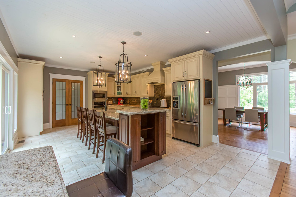 Example of a classic kitchen design in Toronto