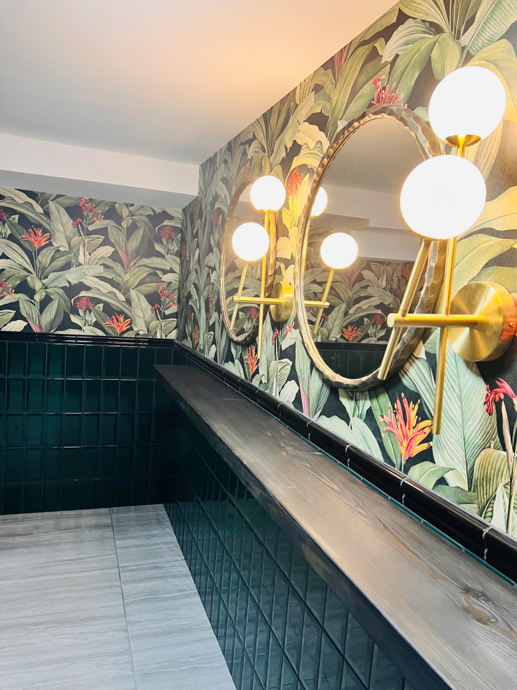 Esempio di una stanza da bagno vittoriana di medie dimensioni con piastrelle verdi, pareti multicolore e carta da parati