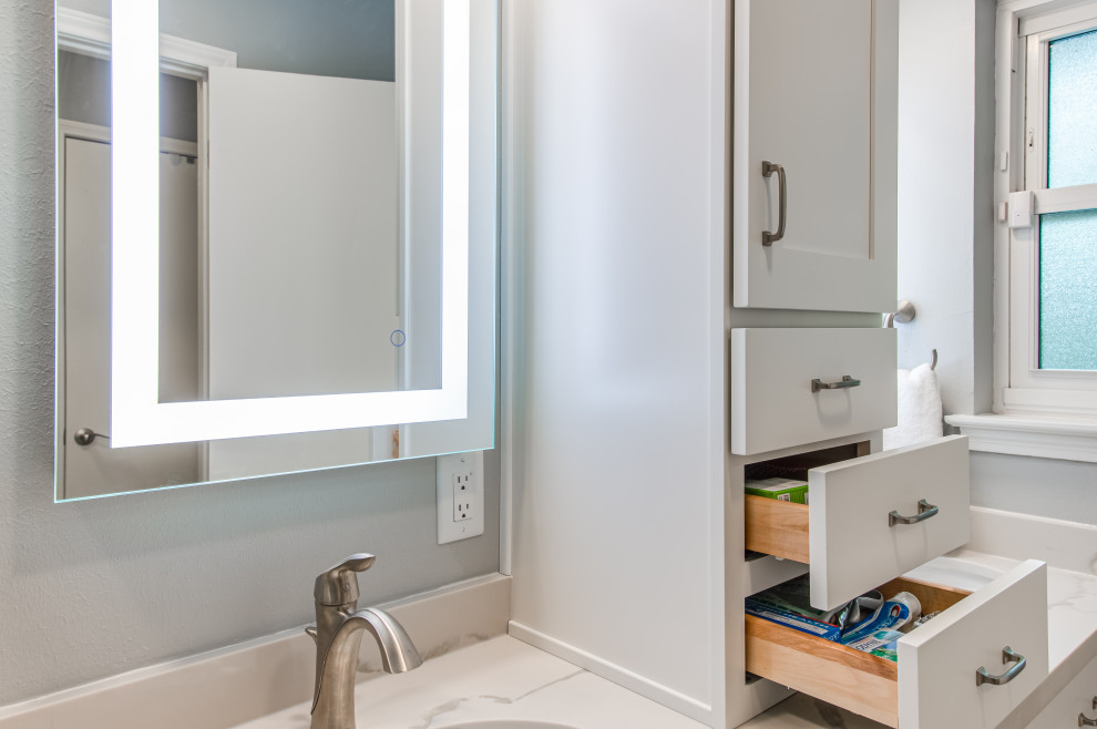 Home design - transitional home design idea in Houston