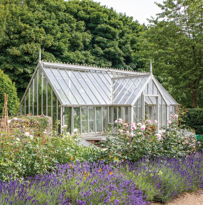 Inspiration for a mid-sized traditional detached greenhouse in Other.