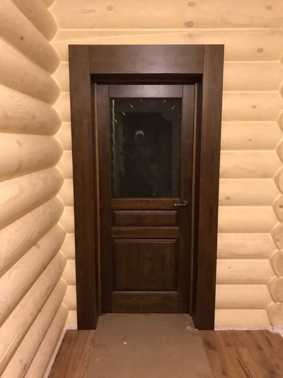 Поставка межкомнатных дверей из массива ольхи, модель "Валенсия" Античный орех