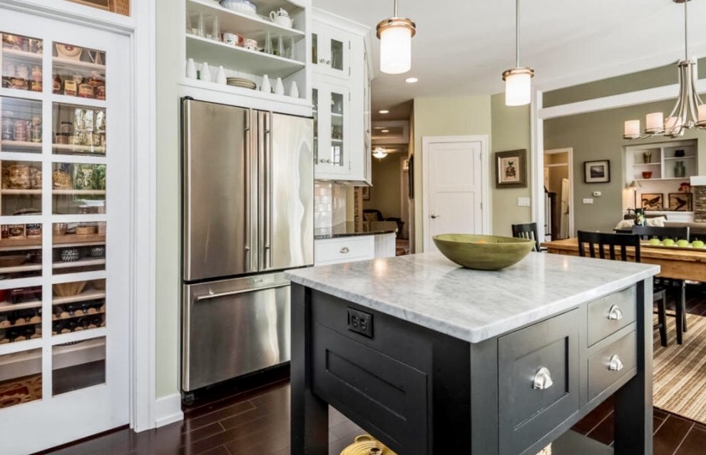 Kitchen - transitional kitchen idea in Chicago