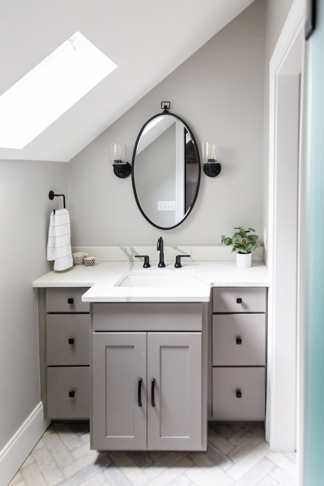 Exempel på ett litet klassiskt vit vitt badrum, med släta luckor, grå skåp, våtrum, en toalettstol med separat cisternkåpa, grå kakel, porslinskakel, grå väggar, klinkergolv i porslin, ett undermonterad handfat, bänkskiva i kvarts, grått golv och med dusch som är öppen