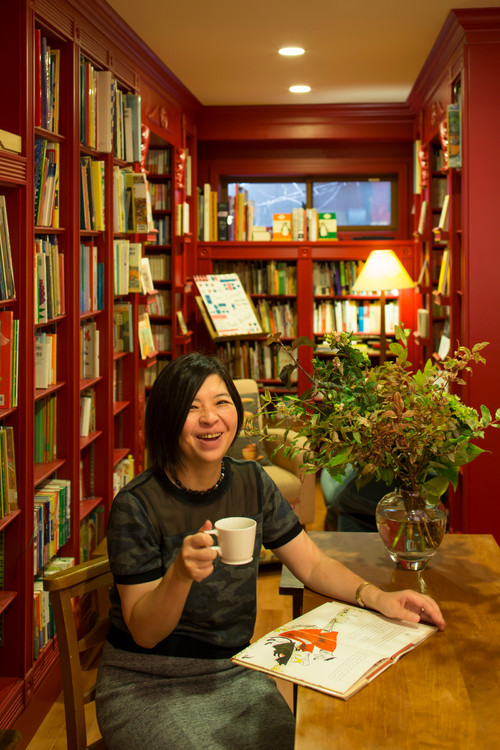 今週の部屋 赤いベリーカラーのヴィンテージ絵本ライブラリー Houzz ハウズ