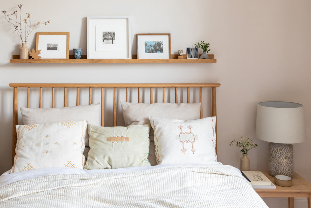 На фото: хозяйская спальня в стиле фьюжн с белыми стенами и светлым паркетным полом с