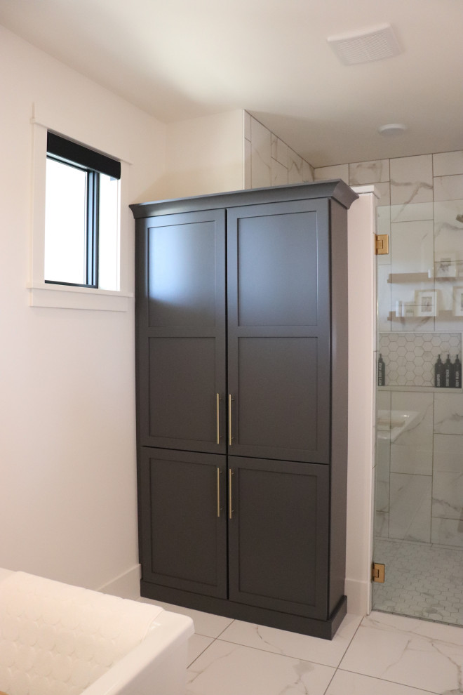 Inspiration for a large transitional l-shaped medium tone wood floor and brown floor open concept kitchen remodel with a single-bowl sink, shaker cabinets, white cabinets, quartz countertops, gray backsplash, subway tile backsplash, stainless steel appliances, an island and white countertops