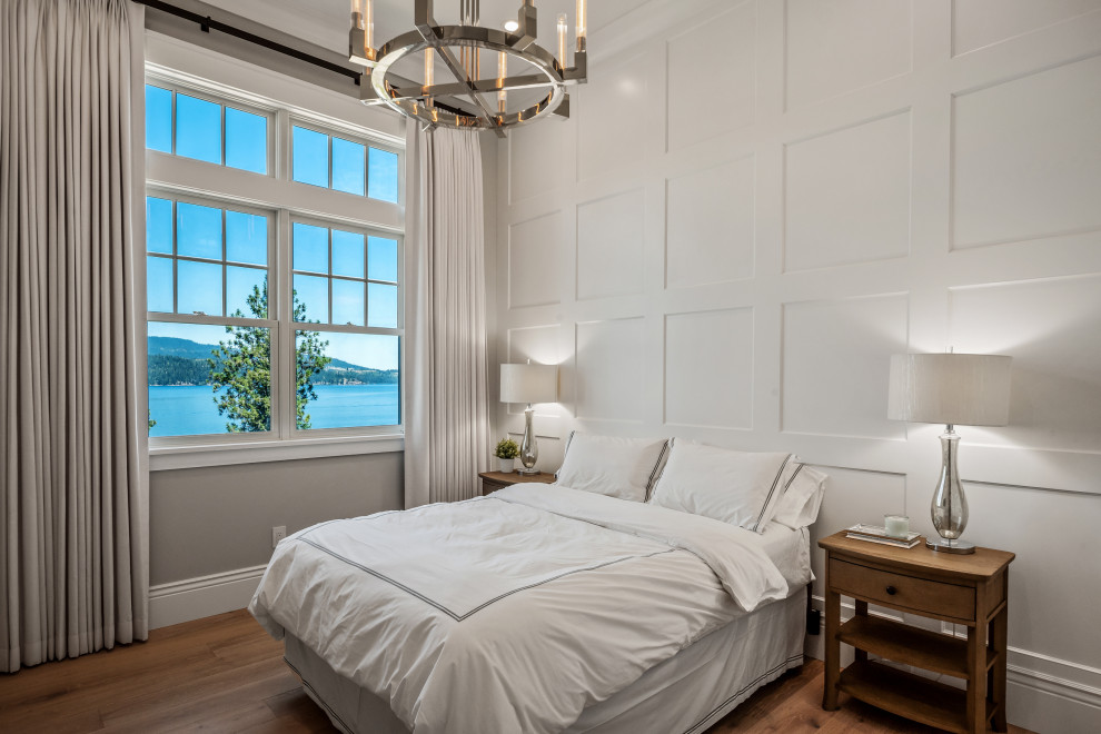 Großes Klassisches Gästezimmer mit weißer Wandfarbe, hellem Holzboden, beigem Boden und Wandpaneelen in San Francisco