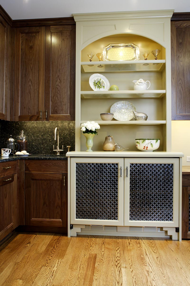 На фото: параллельная кухня среднего размера в классическом стиле с кладовкой с