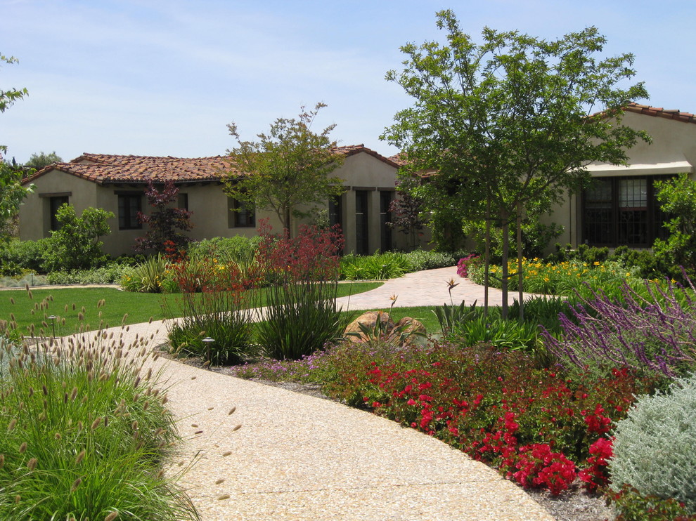 Design ideas for a traditional front yard full sun garden in San Diego with with flowerbed.
