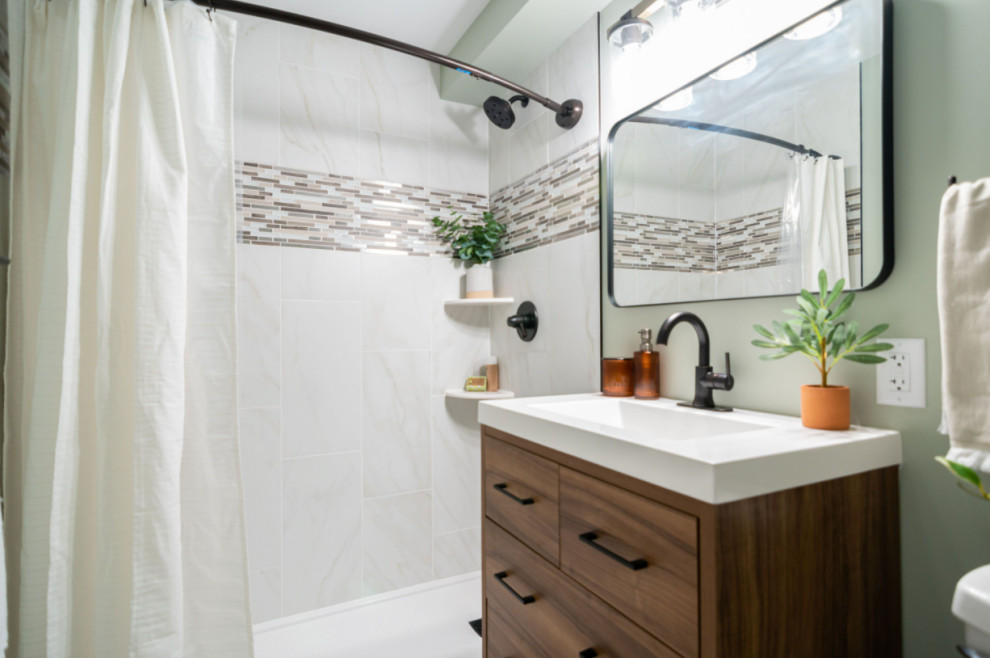Пример оригинального дизайна: маленькая ванная комната в классическом стиле с плоскими фасадами, фасадами цвета дерева среднего тона, душем в нише, инсталляцией, бежевой плиткой, керамической плиткой, синими стенами, полом из цементной плитки, душевой кабиной, врезной раковиной, столешницей из цинка, белым полом, шторкой для ванной, белой столешницей, тумбой под одну раковину и напольной тумбой для на участке и в саду