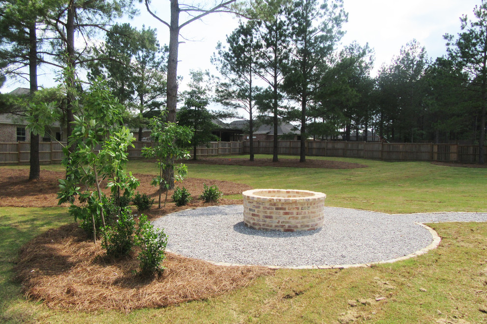 Example of a transitional home design design in Jackson