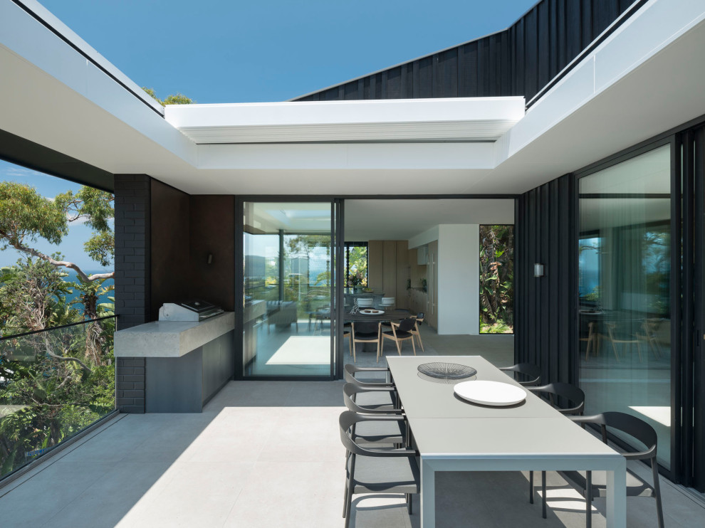 Inspiration for a contemporary balcony in Sydney.