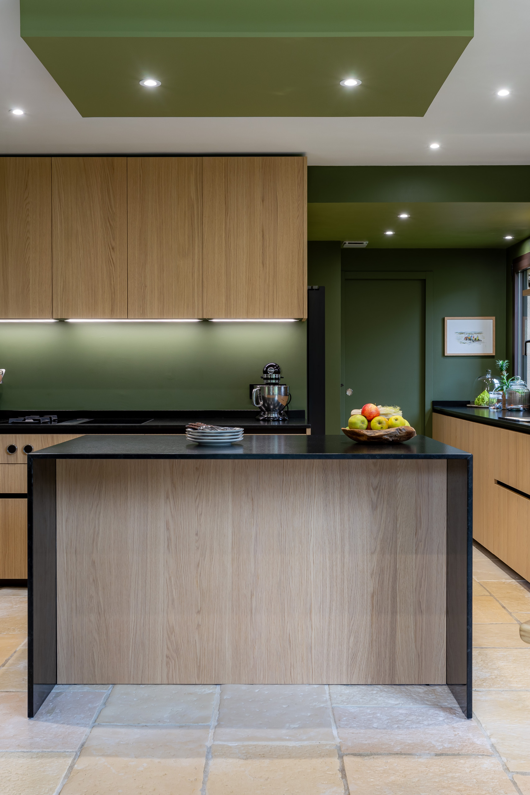 Réalisation d'une cuisine en bois dans un écrin végétal