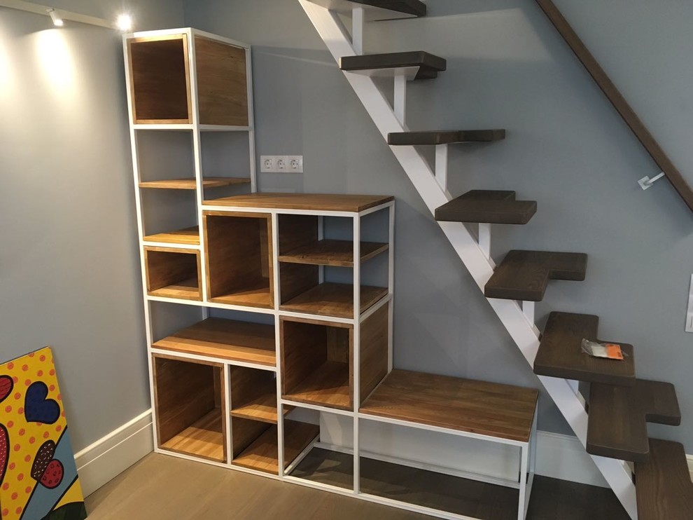 Стеллаж под лестницей