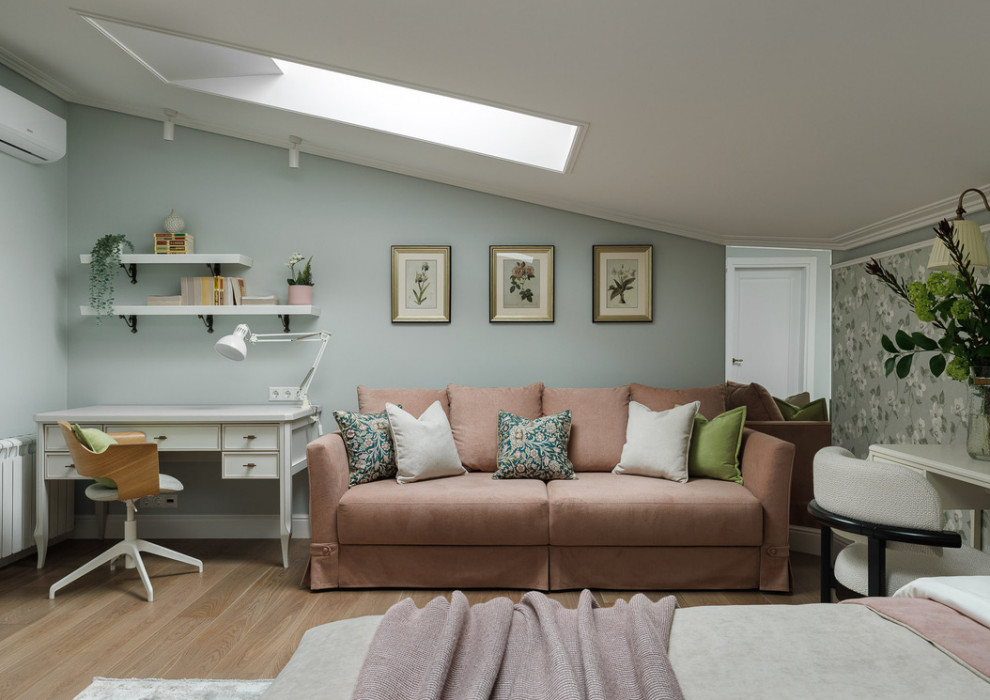 Комната молодой девушки под скатной крышей